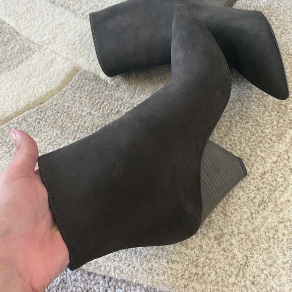 Saint Laurent Niki suede booties - Picture 4 of 9